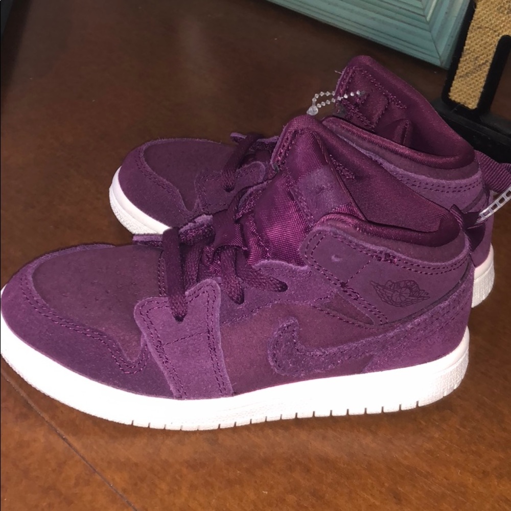 Tennis shoes